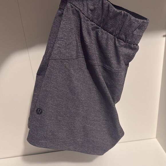 Lululemon On The Fly Short *2.5" Size 4 - Picture 3 of 8